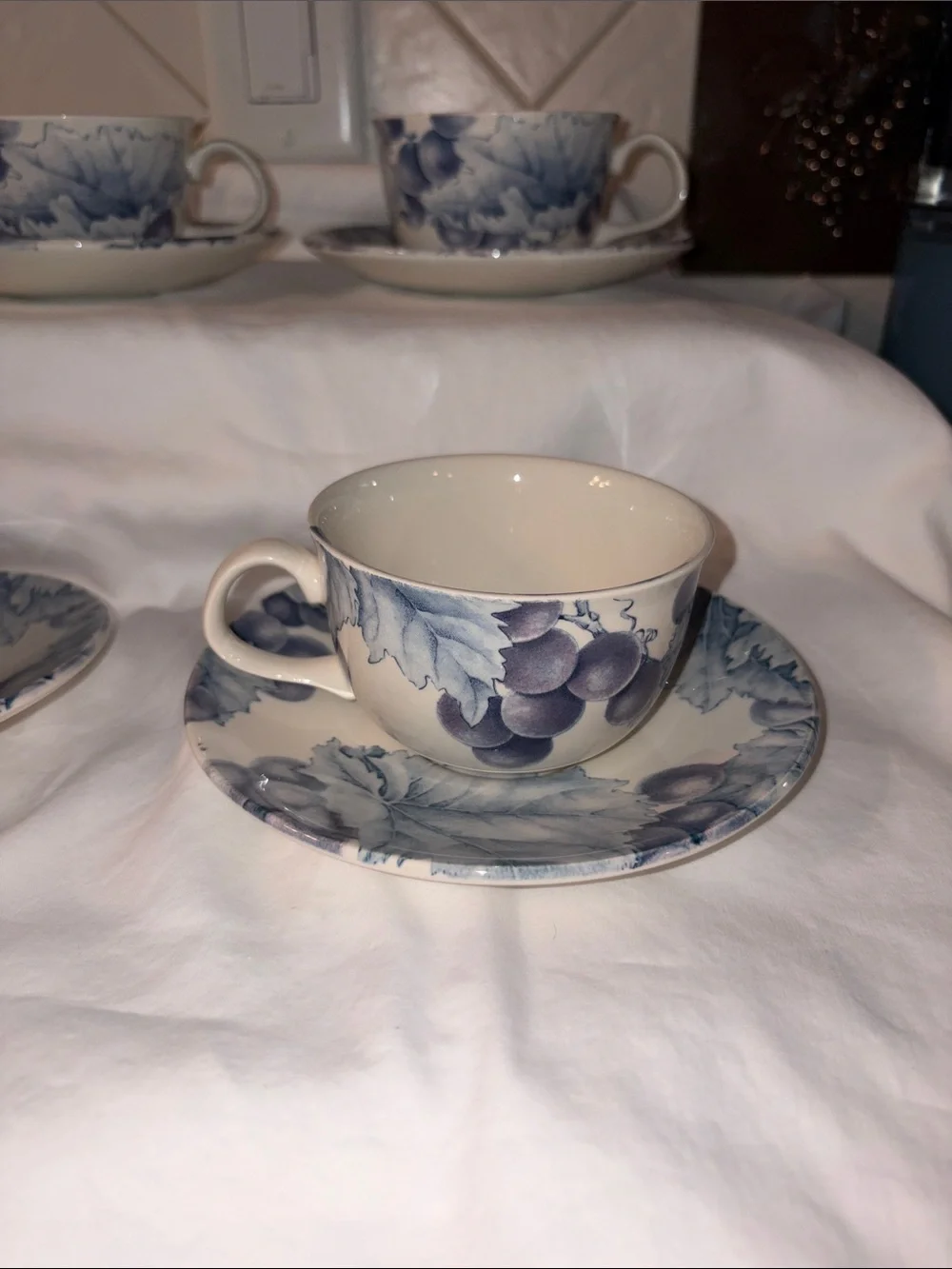 Like new Pier 1 One Angleterre VINEYARD England cups & saucers set of 4 each